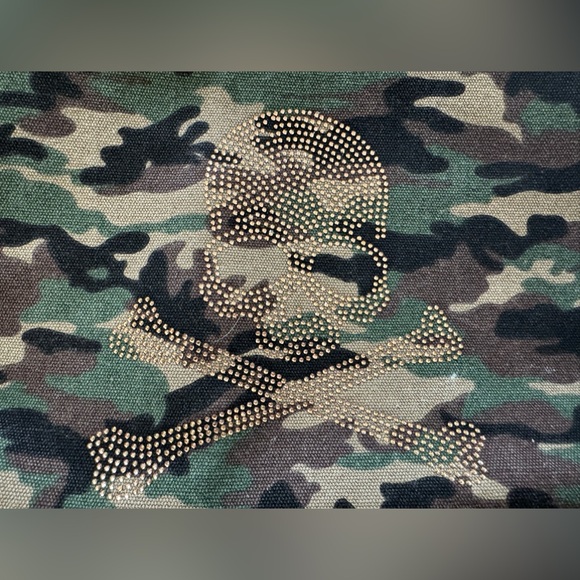 AHDORNED Camo Canvas Skull & Crossbones Canvas Clutch Purse with Metallic Tassel - Picture 1 of 8